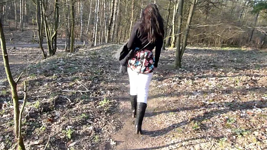 Frühlingsfick mit Passant mitten im Wald